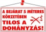 Információs tábla, 22,5x12,5 cm, 'A bejárat 5 méteres körzetében tilos a dohányzás!'